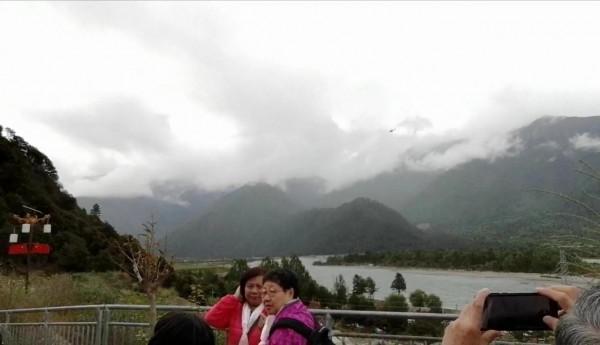 西藏導遊阿丁姑娘之二——藏家阿姐,犛牛鮮奶,等身長頭 西藏導遊阿丁姑娘之二——藏家阿姐,犛牛鮮奶,等身長頭