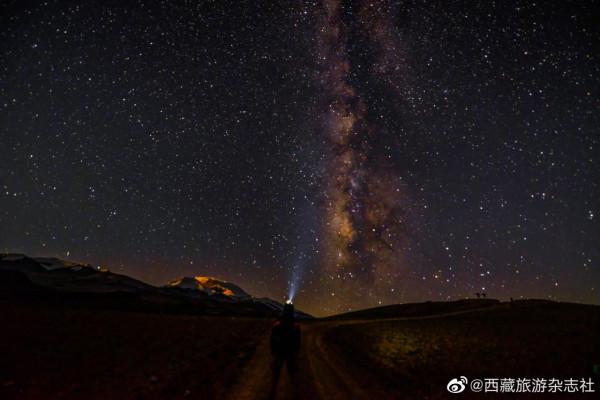 它被冠以“鬼湖”之名，為何卻又吸引大量內地遊客前往？