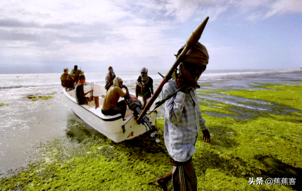 張磊磊：被海盜劫持571天，8個月未吃鹽，獲救後哽咽稱：感謝國家