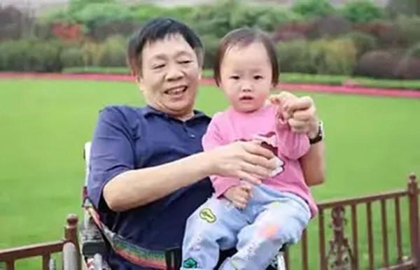 04年彭水林因車禍被“削”為78釐米，妻子不離不棄，今小孫女在手