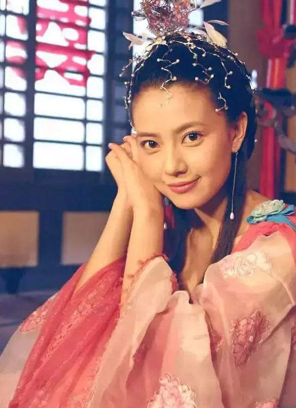 高圓圓整容前不美?逛個街就被星探挖掘,從小美到大的校花級 高圓圓整容前不美?逛個街就被星探挖掘,從小美到大的校花級