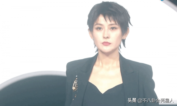 男明星走紅毯的出位表現：李現裹被子，鄧倫油膩，彭昱暢拉玩具車