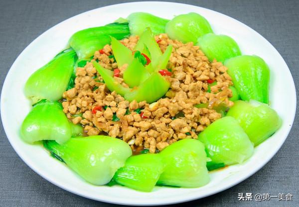 廚師長用菜根雕花,青菜搭配肉末簡單一炒,做出飯店的既視感 廚師長用菜根雕花,青菜搭配肉末簡單一炒,做出飯店的既視感