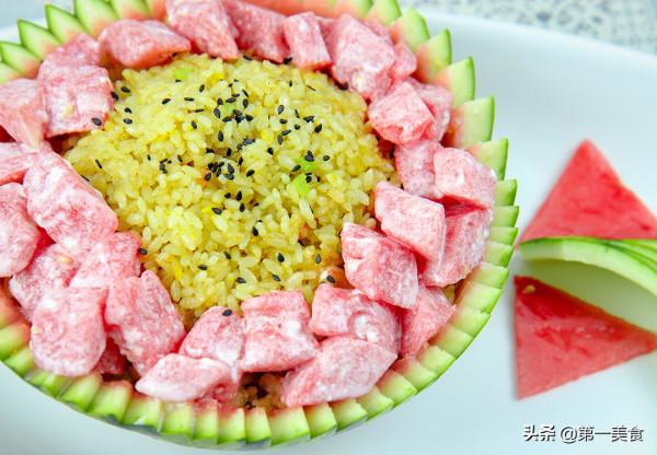 一個西瓜,一碗剩米飯,教你不一樣的拌飯,色澤金黃,清涼爽口 一個西瓜,一碗剩米飯,教你不一樣的拌飯,色澤金黃,清涼爽口