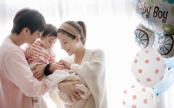 12月已有6位星二代降生，4個二胎寶寶都是男孩，個個含著金鑰匙