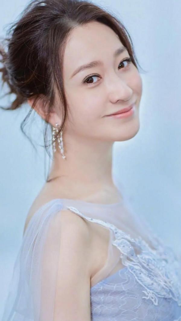 明星 李小冉 魅力無限，笑容迷人