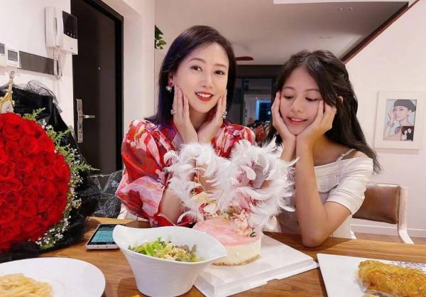 53歲翁虹曬全家福慶生，老公年輕似逆齡生長，女兒顏值高不輸明星