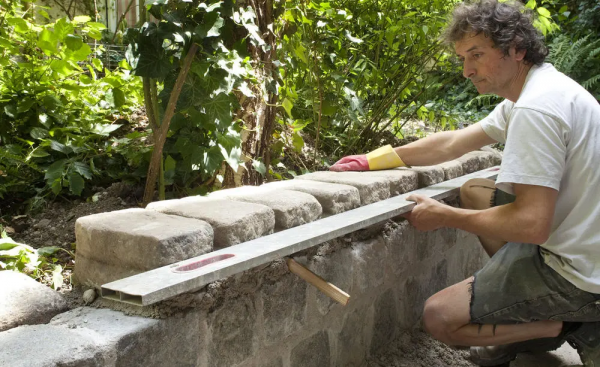 你認識花園牆嗎？一起來看看如何建造一面花園牆