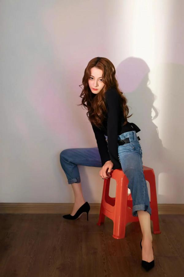 迪麗熱巴穿牛仔褲比穿裙子好看顯的青春有活力