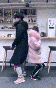 眼力測試！如果你看到的是一群人在游泳，那趕緊去看醫生吧