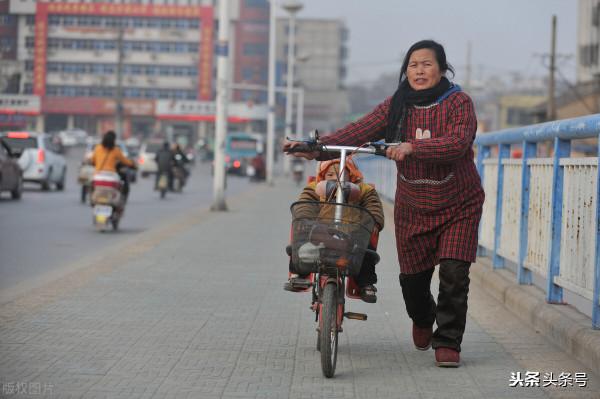 河南5旬大嬸為愛私奔，給人當5年免費保姆，現被趕出門，聽她咋說