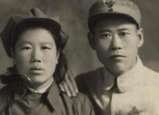 1949年,湖南乞丐給政府捐出16兩黃金後哭訴:這是我亡夫上交的 1949年,湖南乞丐給政府捐出16兩黃金後哭訴:這是我亡夫上交的