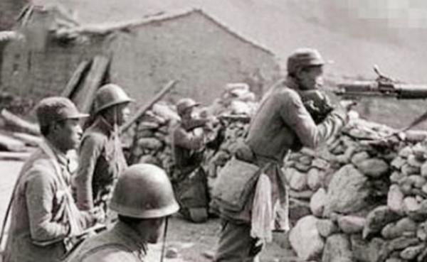 抗日隊伍只剩兩人，隊長：快槍斃我！下級不忍，急中生智逃過一劫