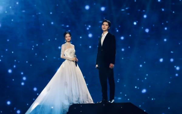 央視國慶晚會：胡歌一人分飾五角，李雪健一開唱中國式浪漫破防了