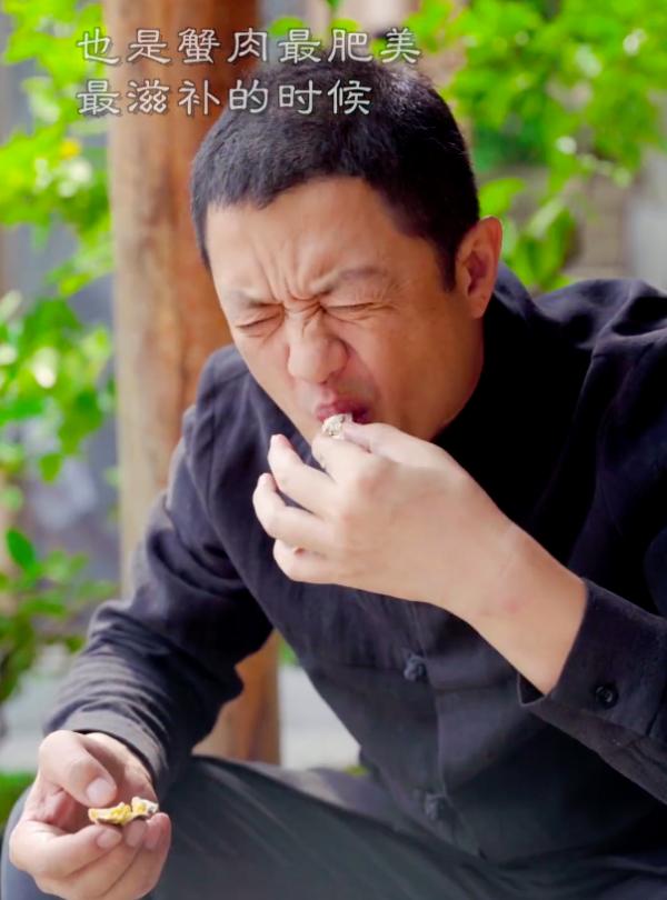 李亞鵬山中迎秋分,坐木凳上剝核桃,手抓蟹肉送嘴裡好吃到皺眉 李亞鵬山中迎秋分,坐木凳上剝核桃,手抓蟹肉送嘴裡好吃到皺眉