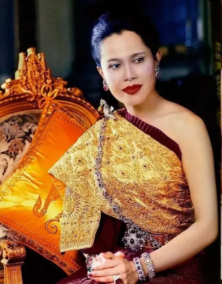 婆媳三人佩戴紅色珠寶，詩妮娜戴耳墜精緻，詩麗吉戴全套雍容華貴