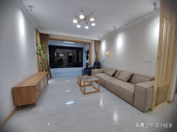 看她家極簡原木風，全屋基本不做吊頂，過道設計嵌入式櫃子很實用