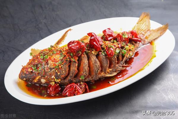 六旬大爺自創抓魚獨門絕技，10分鐘腳踩22條，收穫遠超專業釣魚人