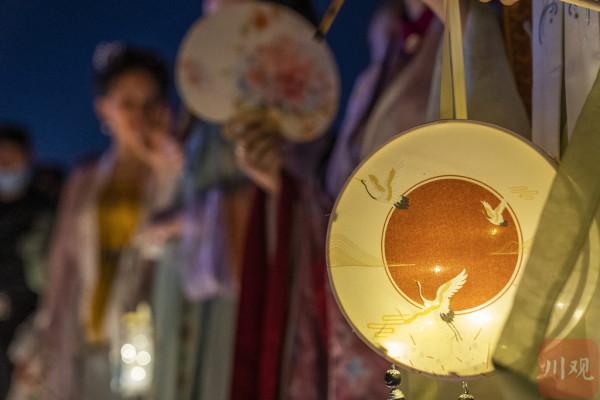 翔子來啦㉑｜中秋之夜 百人漢服遊大佛 好似穿越