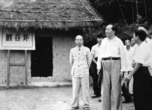 59年毛澤東回韶山，看到父母墳墓破爛不堪，他說：不要修，就這樣