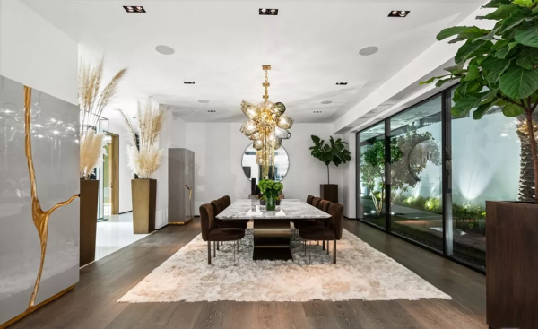 售價5.5 億的別墅，耗時7年重建，升降 DJ 臺把豪宅氛圍拉滿