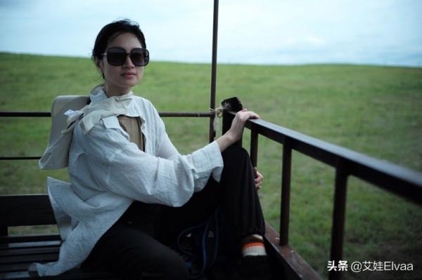 朱亞文機場摟妻超膩歪!嬌妻穿舊大衣眼窩深陷,38歲真是素顏美人 朱亞文機場摟妻超膩歪!嬌妻穿舊大衣眼窩深陷,38歲真是素顏美人