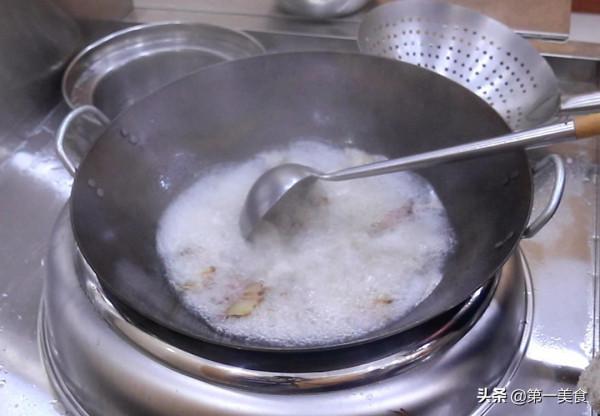 飯店的臘肉炒芹菜，為啥清脆不柴有嚼勁，廚師長告訴你關鍵在哪