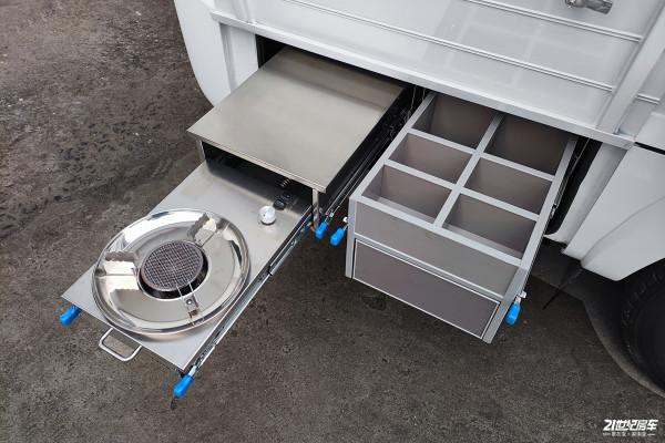 小額頭有兩張床,L型會客區滿足多人使用,新星新依途T600 小額頭有兩張床,L型會客區滿足多人使用,新星新依途T600