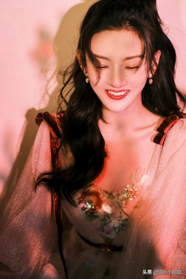 宋祖兒，越來越有韻味的新生代藝人，清爽高冷的顏值，美爆啦