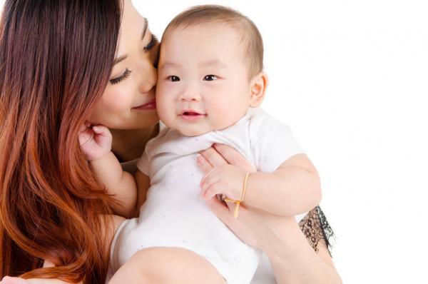 “媽媽，我要吃輔食了”，寶寶發出4個訊號，提示該新增輔食了