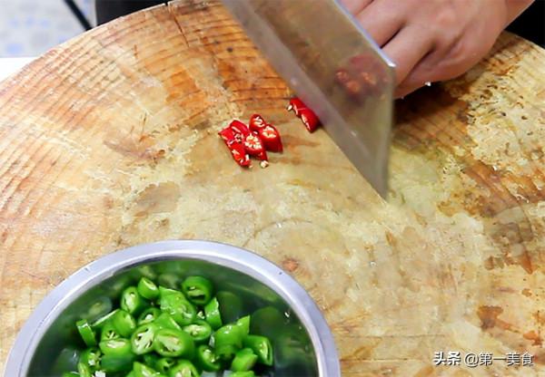 雞翅還是這樣做好吃，配上辣椒同炒，香辣焦酥，一口一個吃不過癮