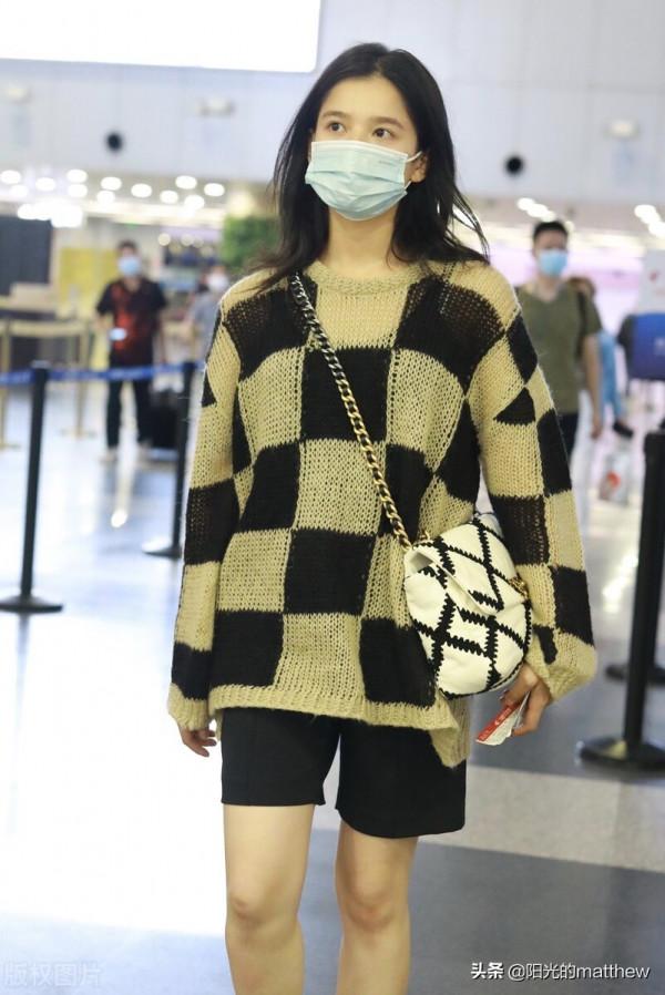 張婧儀捲髮披肩慵懶隨性,身著灰黑格子針織衫搭配短褲簡約時尚 張婧儀捲髮披肩慵懶隨性,身著灰黑格子針織衫搭配短褲簡約時尚