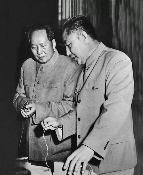 毛主席4次拒絕上人民幣,第四、五版卻“違背”他的意願,是為何 毛主席4次拒絕上人民幣,第四、五版卻“違背”他的意願,是為何