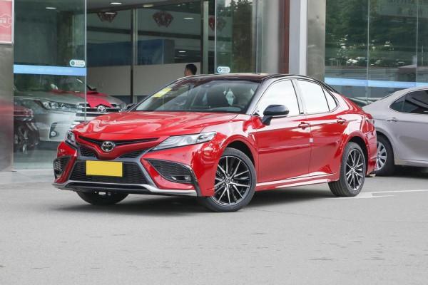 可靠又省油的日系銷冠，軸距2825mm配8AT+10氣囊，帶你看凱美瑞