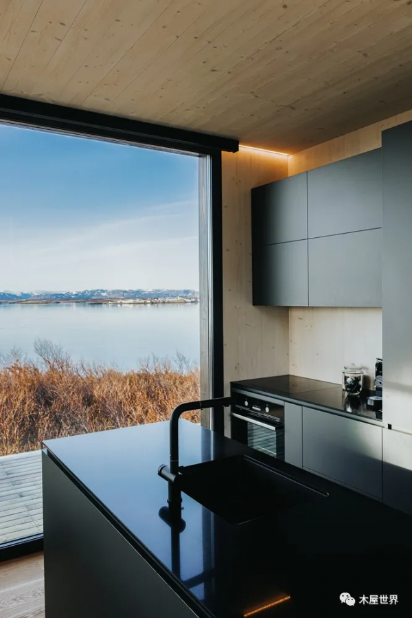 古老火山下的海邊，一夜之間建好的現代度假木屋