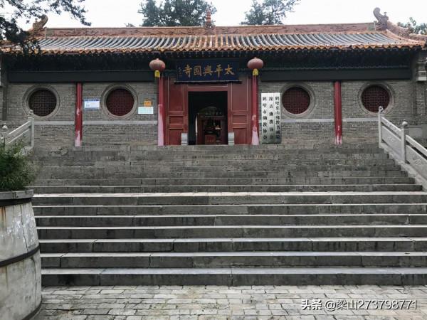 大伾山，大平原上突起的孤峰，寺廟洞閣棋佈，摩崖碑刻林立