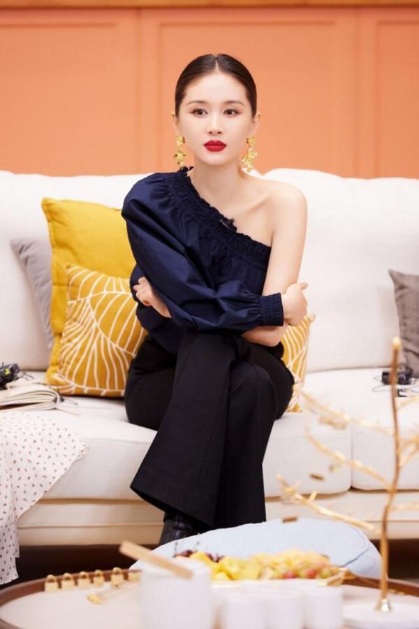 王子文戀愛後也好敢穿,斜肩上衣秀迷人美肩,烈焰紅唇凹出大氣場 王子文戀愛後也好敢穿,斜肩上衣秀迷人美肩,烈焰紅唇凹出大氣場