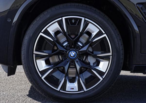 全新寶馬iX3亮相!M套件加持,外觀更運動,充電10分鐘能跑100km 全新寶馬iX3亮相!M套件加持,外觀更運動,充電10分鐘能跑100km