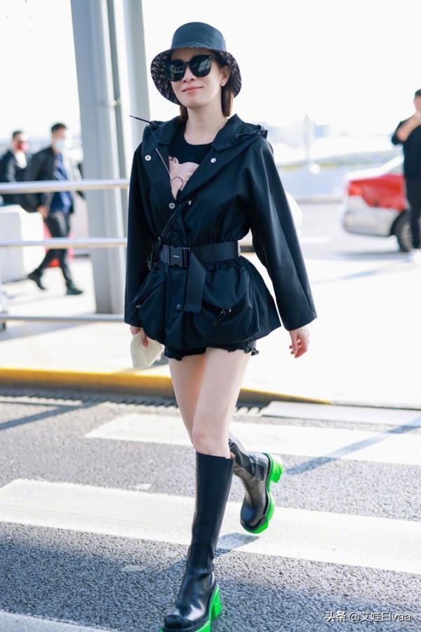 佘詩曼也太愛美了，大冬天穿連帽外套配舊靴趕機，打扮清涼真窈窕
