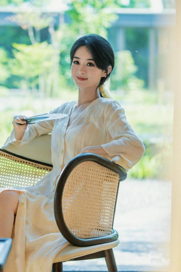 晚會臺下的趙麗穎 專心看節目的穎寶好美