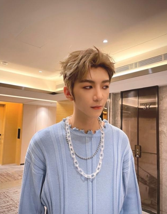 張鎬濂為蔡少芬慶生，穿藍色衛衣陽光帥氣，21歲五官像生父莫少聰