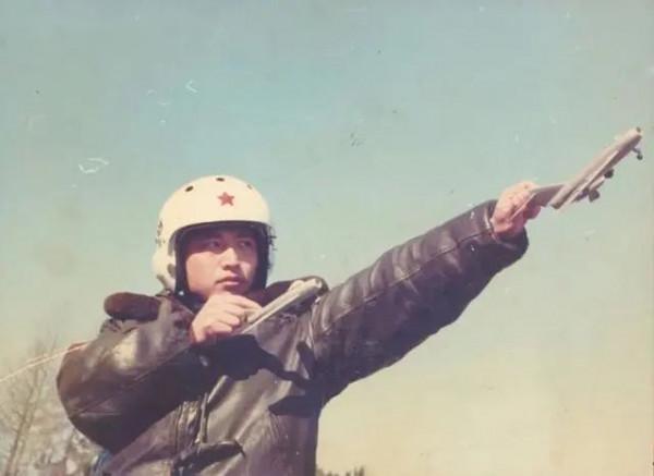 &OpenCurlyDoubleQuote;海空衛士&rdquo;王偉犧牲20週年後，遺孀拒絕改嫁，兒子今成海軍軍官