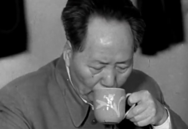 毛澤東嗜茶,尤其愛喝隔夜濃茶,自用茶杯與客人用杯只有一處差別 毛澤東嗜茶,尤其愛喝隔夜濃茶,自用茶杯與客人用杯只有一處差別