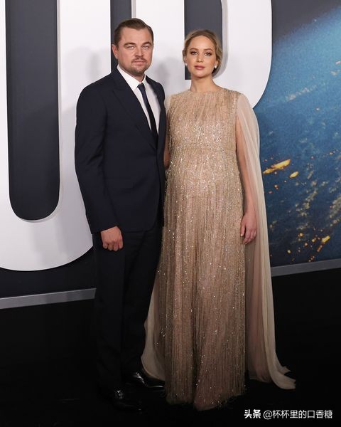 珍妮佛懷孕後出席《千萬別抬頭》首映會！穿Dior亮片流蘇禮服亮相