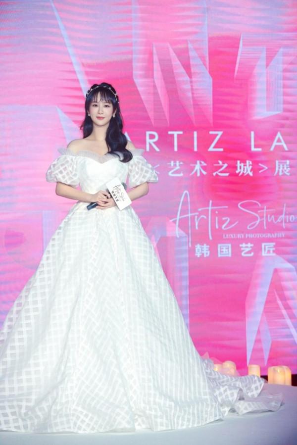 楊紫拍完戲就大爆發！穿婚紗入場驚豔眾人，披秀髮美成偶像劇女主