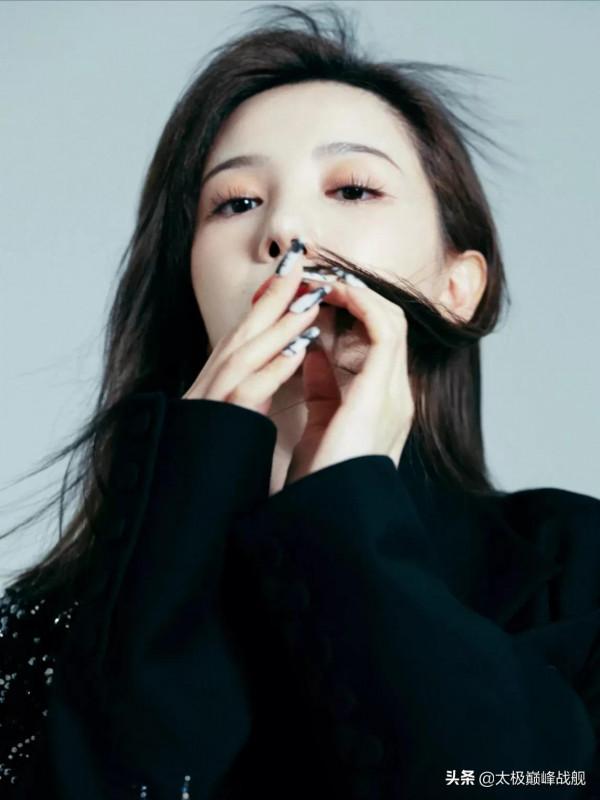 紜，一個美人胚，正正經經一個大美人了