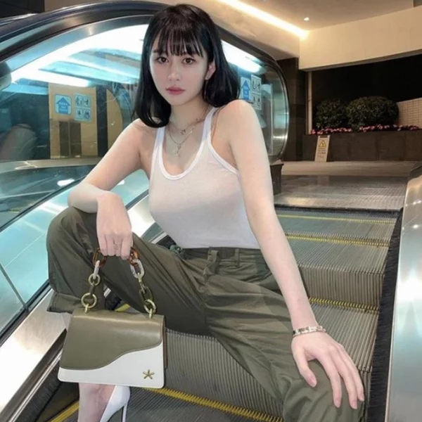 邱淑貞22歲大女兒近照曝光，長相苗條吸睛，氣質形象似媽媽