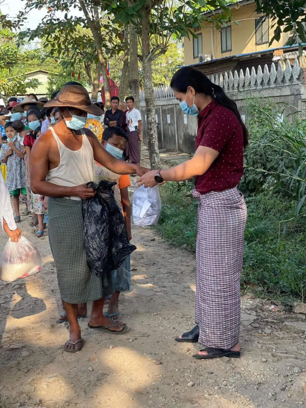 緬甸仰光、曼德勒、臘戌等多地街頭的這一幕幕，溫暖得讓人想哭