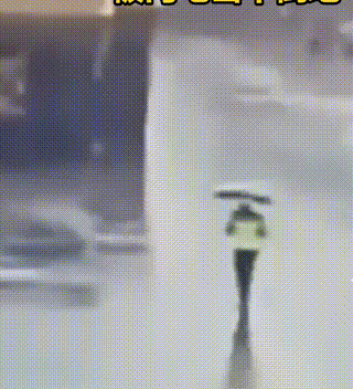 印尼一保安雨中行走遭雷劈，告誡釣友作釣一定要遠離極端天氣