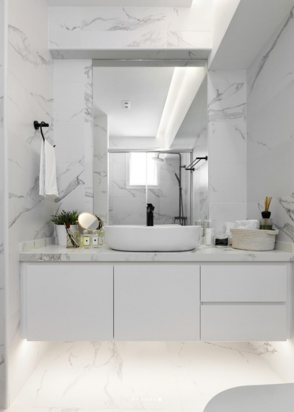 果斷選擇極簡主義風格，整套房子只塗上了白色的大牆，百看不厭